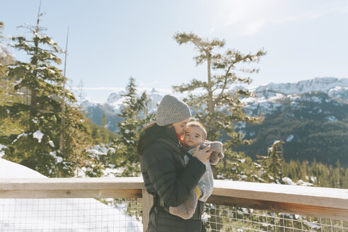 Mutter hält ihren kleinen Sohn auf einer Aussichtsplattform mit Blick über Squamish, Kanada - CMSF00030
