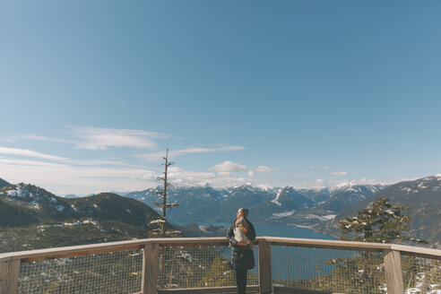 Mutter hält ihren kleinen Sohn auf einer Aussichtsplattform mit Blick über Squamish, Kanada - CMSF00031