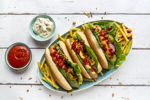Hot Dogs mit Pommes frites, Ketchup und Mayonnaise - SARF04209