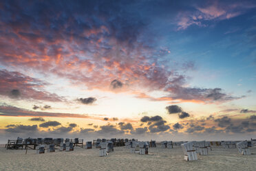 Deutschland, Sankt Peter Ording, Strandkörbe mit Kapuze am Strand im Sonnenuntergang - MKFF00477