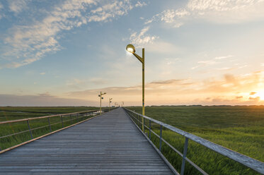 Deutschland, Sankt Peter Ording, Uferpromenade im Sonnenuntergang - MKFF00478