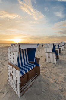 Deutschland, Sylt, Nordsee, Sandstrand mit überdachten Strandkörben im Sonnenuntergang - MKFF00487