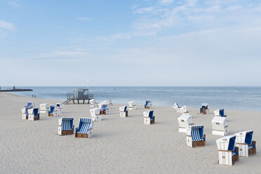 Deutschland, Sylt, Nordsee, Sandstrand mit überdachten Strandkörben - MKFF00492