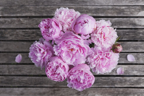 Pink peony bouquet on garden table - GWF06032