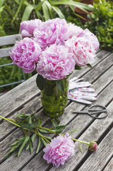 Peony bouquet in vase on garden table - GWF06033