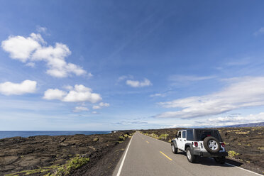 USA, Hawaii, Volcanoes National Park, Lavafelder, Geländewagen auf der Chain of Craters Road - FOF10521