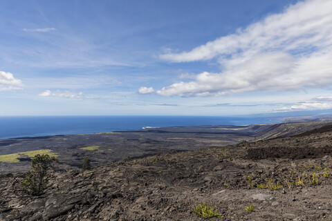 USA, Hawaii, Volcanoes National Park, Blick über Lavafelder entlang der Chain of Craters Road, lizenzfreies Stockfoto