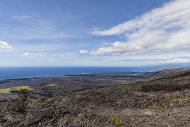 USA, Hawaii, Volcanoes National Park, Blick über Lavafelder entlang der Chain of Craters Road - FOF10523