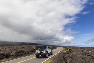 USA, Hawaii, Volcanoes National Park, Lavafelder, Geländewagen auf der Chain of Craters Road - FOF10525