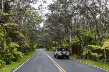 USA, Hawaii, Volcanoes National Park, Geländewagen auf dem Crater Rim Drive - FOF10526