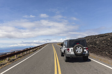 USA, Hawaii, Volcanoes National Park, Lavafelder, Geländewagen auf der Chain of Craters Road - FOF10531