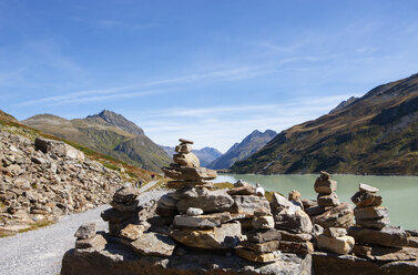 Österreich, Vorarlberg, Bielerhöhe, Silvretta Stausee, Steinmännchen am Weg - WWF04960