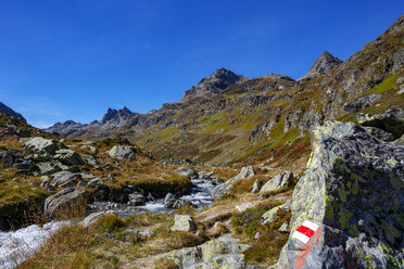 Österreich, Vorarlberg, Silvretta, Klostertal, Wanderweg und Gebirgsbach - WWF04963