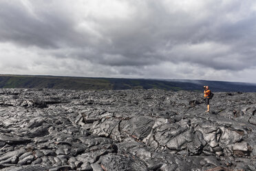 USA, Hawaii, Big Island, Volcanoes National Park, Fotograf auf Lavafeld entlang der Chain of Craters Road - FOF10537