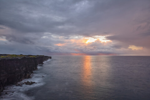 USA, Hawaii, Big Island, Volcanoes National Park, Pazifischer Ozean, Lavaküste bei Sonnenaufgang, lizenzfreies Stockfoto