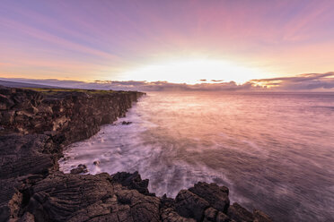 USA, Hawaii, Big Island, Volcanoes National Park, Pazifischer Ozean, Lavaküste bei Sonnenaufgang - FOF10549