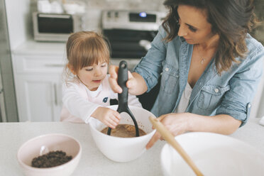 Mutter und Tochter backen gemeinsam einen Kuchen - CMSF00033