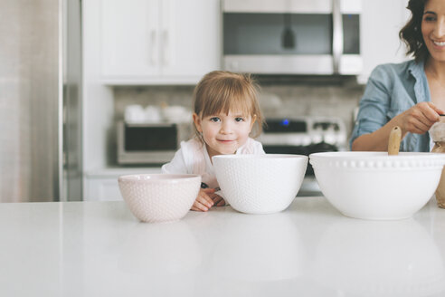 Mutter und Tochter backen gemeinsam einen Kuchen - CMSF00035