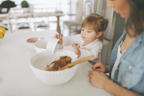 Mutter und Tochter backen gemeinsam einen Kuchen, lizenzfreies Stockfoto