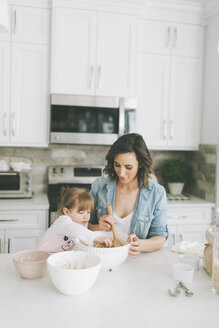 Mutter und Tochter backen gemeinsam einen Kuchen - CMSF00037