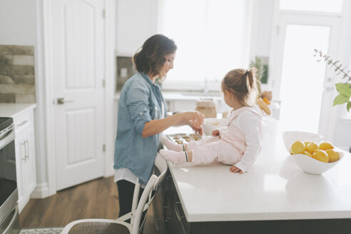 Mutter und Tochter backen gemeinsam einen Kuchen - CMSF00040