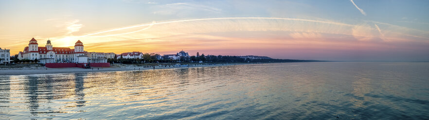 Deutschland, Mecklenburg-Vorpommern, Binz, Panoramablick auf Strand und Kurhaus bei Sonnenaufgang - PUF01401