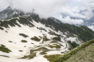 Russland, Sotschi, Bergkette im Frühling - EYAF00090