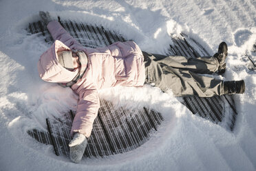 Kleines Mädchen macht einen Schneeengel - EYAF00094