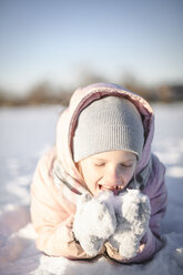Porträt eines kleinen Mädchens, das Schnee isst - EYAF00098