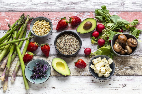 Frische Zutaten für eine Veggie Bowl - SARF04218