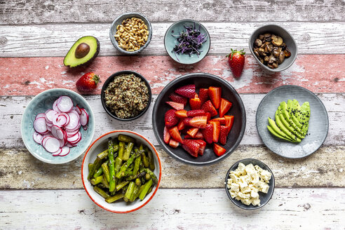 Frische Zutaten für eine Veggie Bowl - SARF04219