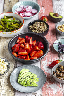 Frische Zutaten für eine Veggie Bowl - SARF04220