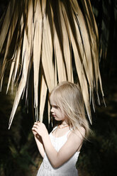 Kleines Mädchen im weißen Kleid an einer Palme - EYAF00101
