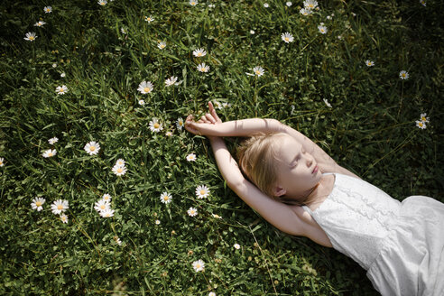 Kleines Mädchen im Blumenfeld liegend - EYAF00105