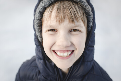 Porträt eines fröhlichen Jungen in Winterkleidung, lizenzfreies Stockfoto