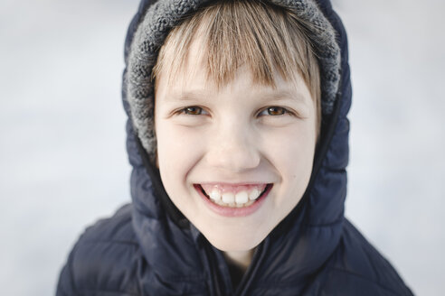 Portrait of happy boy in winter wear - EYAF00123