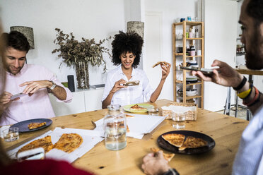 Freunde haben Spaß, essen Pizza, machen Smartphone-Fotos - GIOF06092