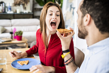 Freunde haben Spaß und teilen sich eine Pizza - GIOF06096