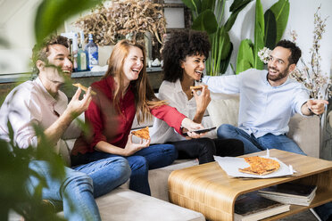 Friends having fun, eating pizza, watching TV - GIOF06101