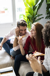 Freunde haben Spaß, essen Pizza - GIOF06103