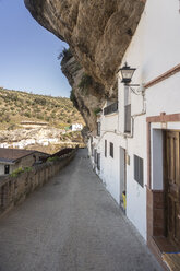 Spain, Andalusia, Province of Cadiz, Setenil de las Bodegas, alley - TAMF01243