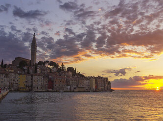 Kroatien, Rovinj, Stadtbild bei Sonnenuntergang - WWF04991