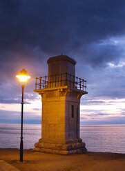 Kroatien, Rovinj, Leuchtturm an der Küste - WWF04994