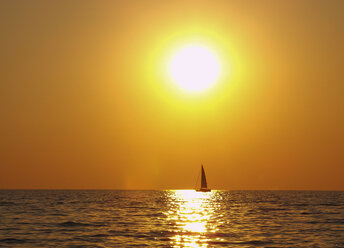 Kroatien, Rovinj, Sonnenuntergang über dem Meer - WWF04995