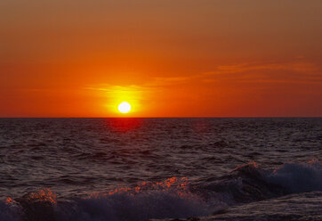 Kroatien, Rovinj, Sonnenuntergang über dem Meer - WWF04996