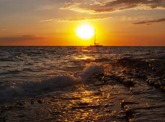 Kroatien, Rovinj, Sonnenuntergang über dem Meer - WWF04997