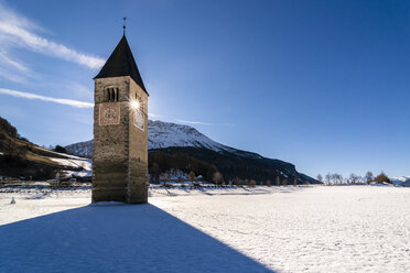 Italien, Vinschgau, Versunkene Turmspitze im zugefrorenen Reschensee im Winter - STSF01905