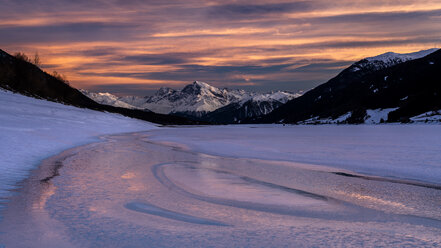 Italien, Vinschgau, Lago di Resia im Winter bei Sonnenuntergang - STSF01906