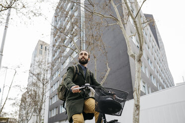 Man riding e-bike in the city - JRFF02891