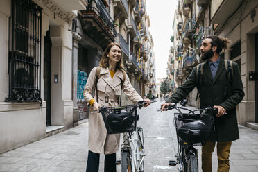 Ein Paar erkundet mit E-Bikes die Stadt - JRFF02920